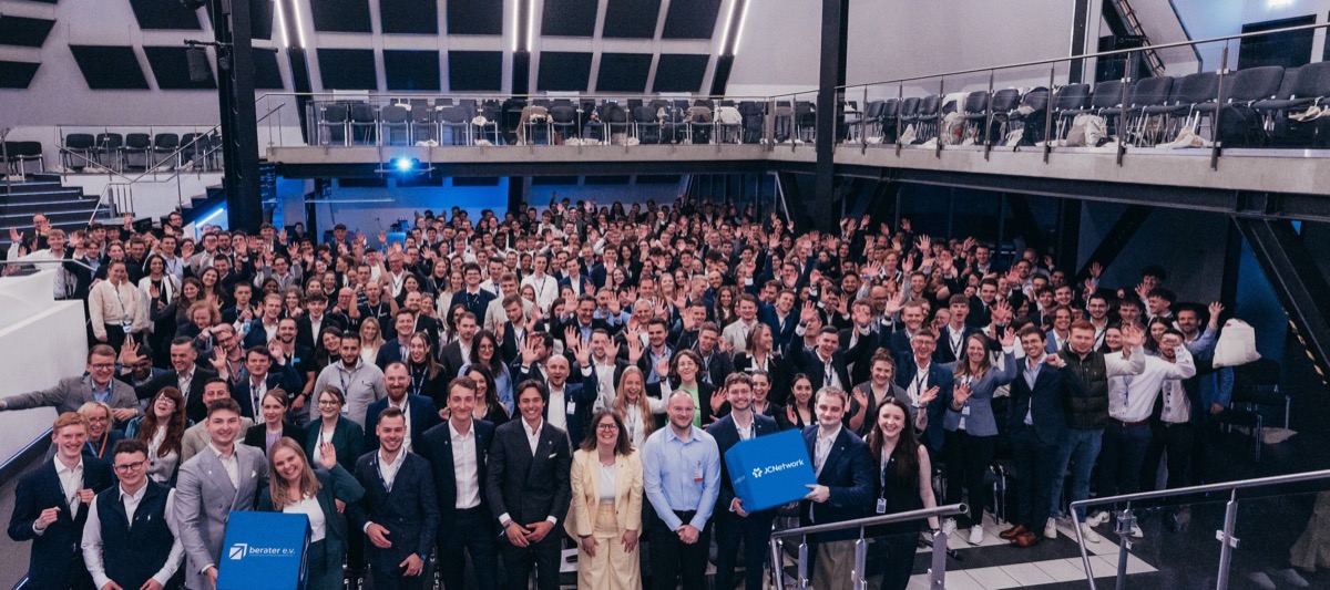 Beispiel für das Hauptbild-Format: großes Gruppenfoto im Verhältnis 2,25:1
